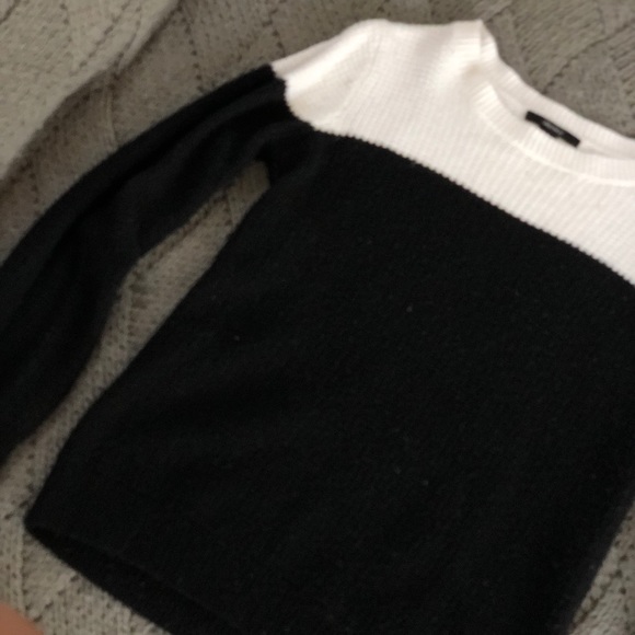Forever 21 sweater. Size small - Picture 2 of 3